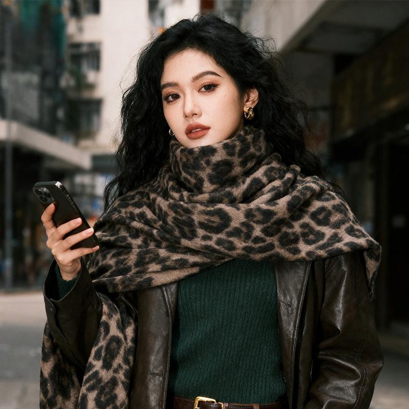 Retro leopard print fringed scarf women's new autumn and winter fashion matching atmosphere warm and cold neck scarf shawl