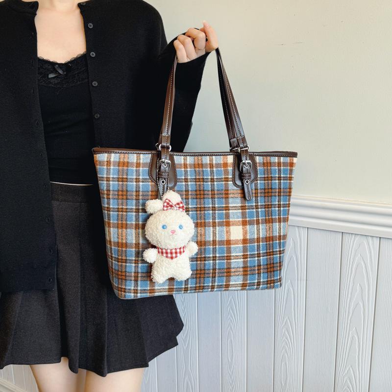 

Клетчатая сумка-тоут женская 2025 новая ретро шерстяная сумка через плечо в стиле колледжа универсальная сумка для поездок на работу светло-синий