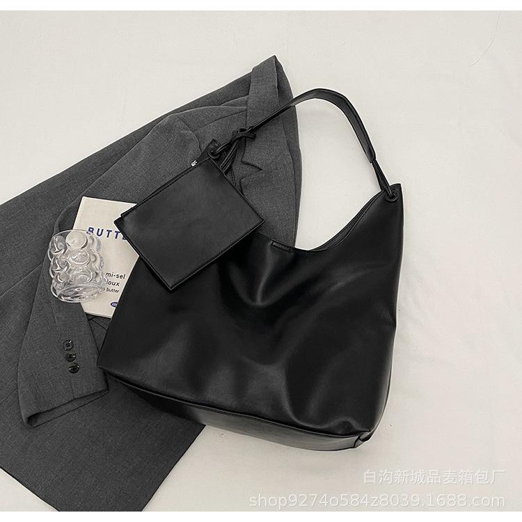 

Retro bag women s autumn 2025 new fashion simple shoulder bag casual large capacity tote bag armpit large bag чёрный