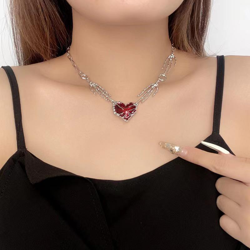 

Personalized Sweet Fashion Heart Design Hand Bone Shape Necklace For Women Men Exaggerated Versatile Clavicle Chain Gifts One Size