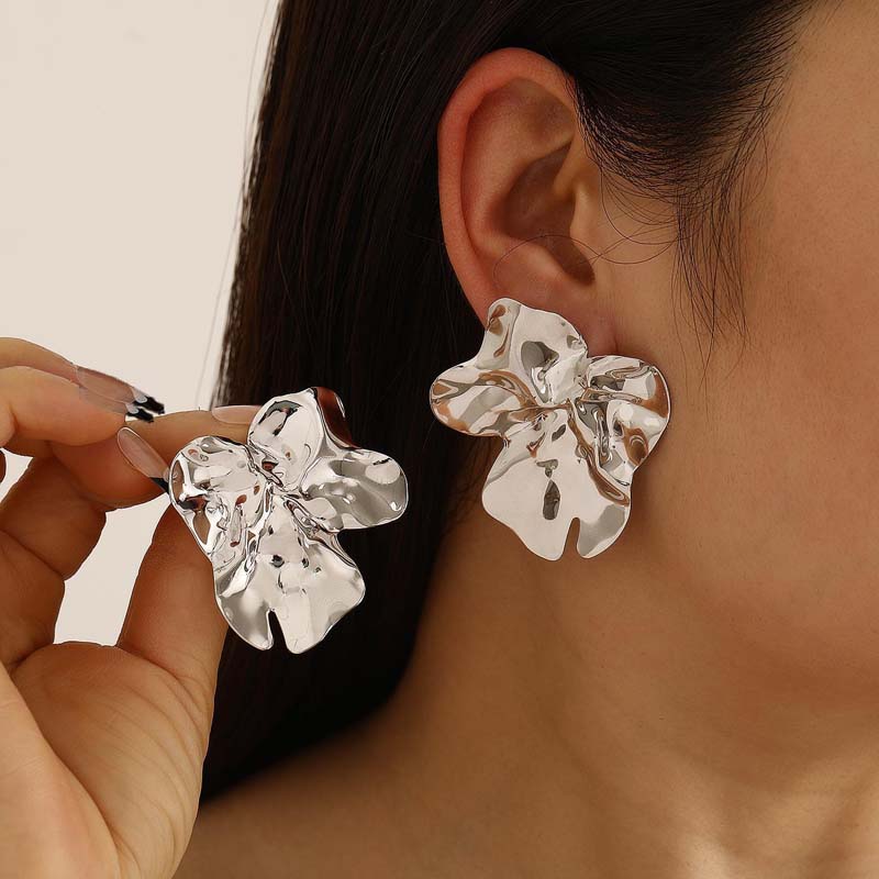 Vintage Metal Pleated Leaf Stud Earrings For Women Exaggerated Gold Irregular Petal Piercing Earring Party Ear Accessories