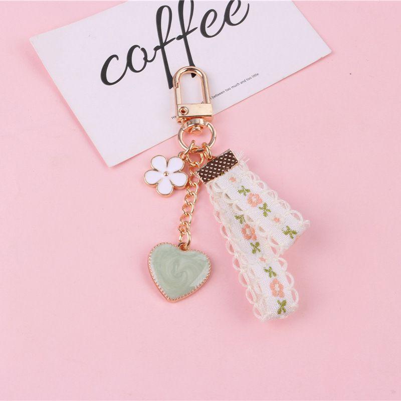 Delicate Daisy Keychain Pendant With Smooth Silicone And Durable Metal Material