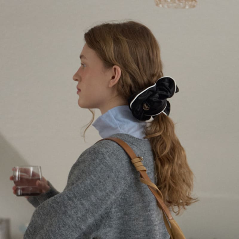 ANOETIC ANC PIPING VELVET SCRUNCHIE_BLACK