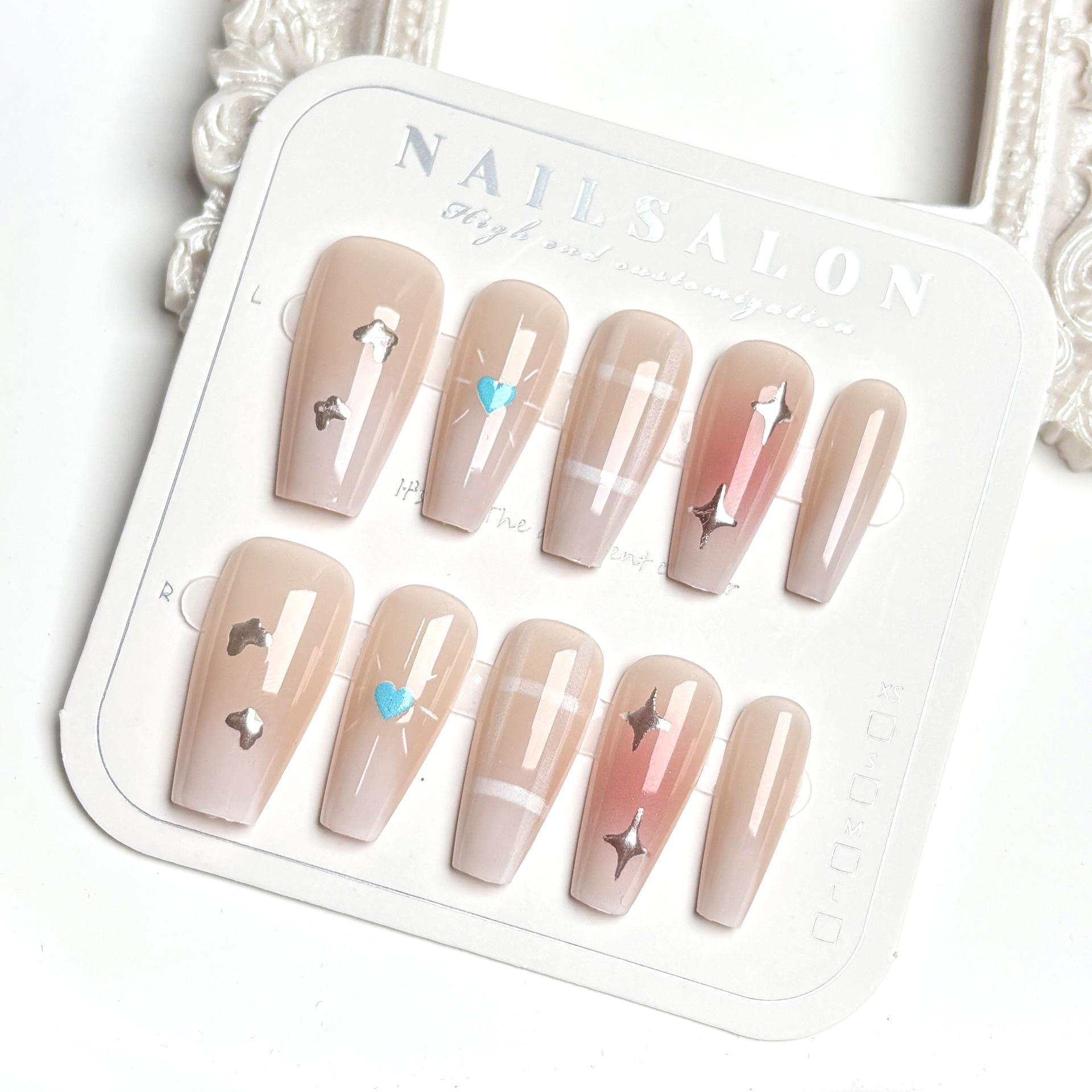 

Прозрачный градиентный румянец, клетчатые, длинные носибельные ногти с сердечками и звездами - нежные, универсальные наклейки для нейл-арта с отбеливающим эффектом.