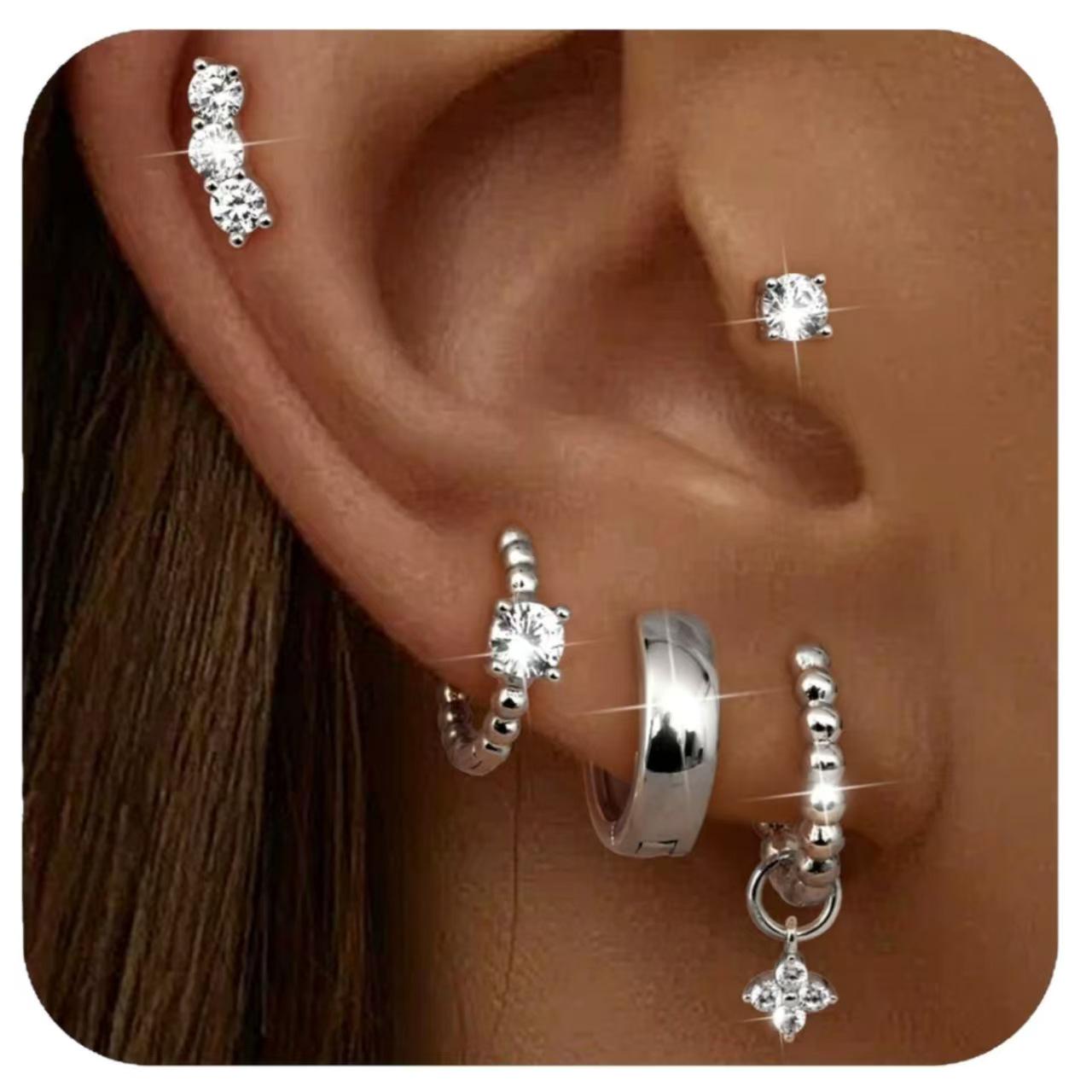 

Стильный набор серег-пусет с цирконом в виде четырехлистного клевера - Универсальная коллекция из пяти предметов