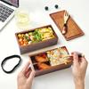 AOOSY Bento Box, Zweistöckige quadratische Lunchbox, 800 ml Fassungsvermögen, mit T-förmiger Trennwand, Antibakteriell, Naturlackbeschichtung, Holzlöffel und -gabel, Hand