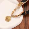 Retro-Kettenprint-Seidenschal & Halskette mit goldenen Perlen und Muscheln
