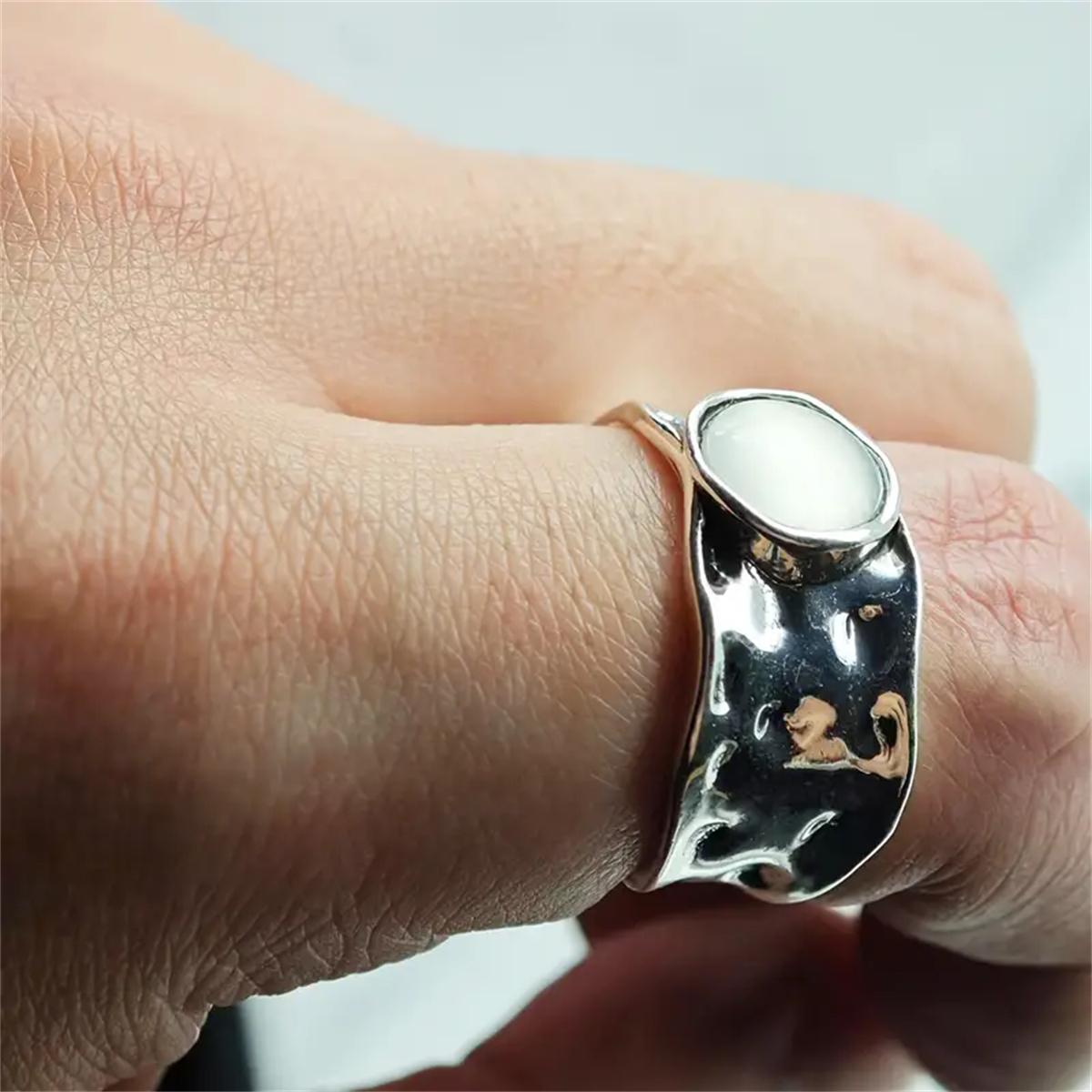 Минималистское неровное кольцо с инкрустацией из искусственного лунного камня — фото 5