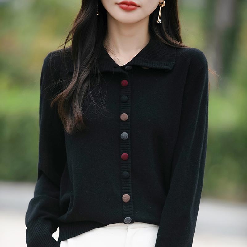 Lekki kardigan damski wykonany w 50% z wełny i w 50% z jedwabiu morwowego – uniwersalny sweter na 4 pory roku zapewniający całoroczny komfort i styl