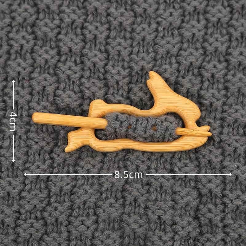 

Autumn and winter cute animal sweater wooden brooch fixed pin scarf shawl decoration three-dimensional cartoon shape