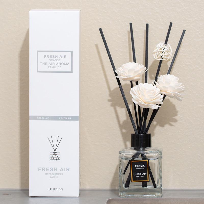 Doftspridare i flamlös lavendelrattan med pinnar och kula