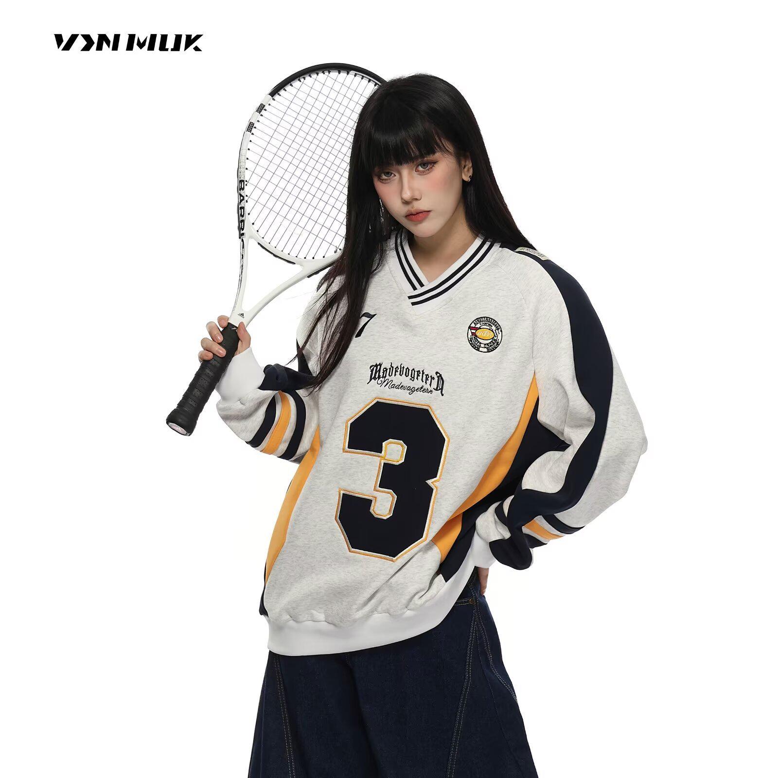 

Унисекс свитшот с V-образным вырезом и ретро-вышивкой в виде значка, Осень/Зима 2025 2X Large серый/белый