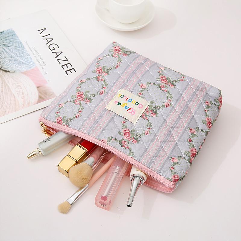 High-Capacity Quilted Floral Cosmetic Bag - Stylish, Compact, and Convenient