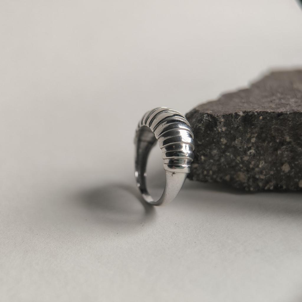 Серебряное кольцо с без камней, вес изделия 2,6 гр (2211266)