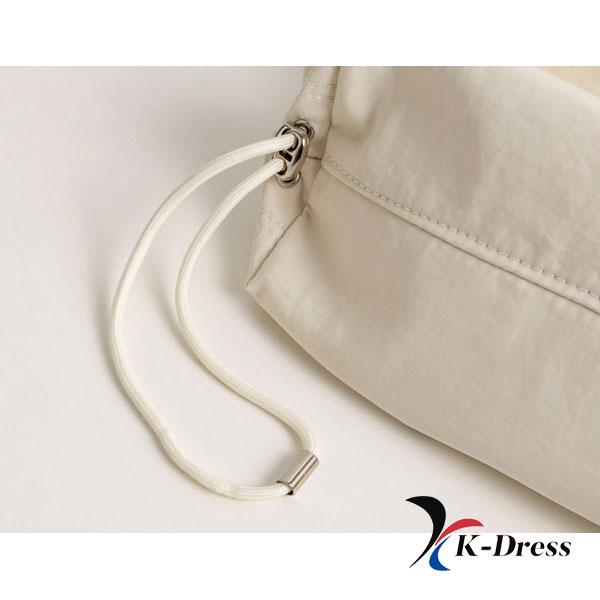 Modern axelväska i nylon med sidveck (2 färger)