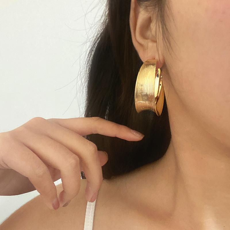 Brincos Femininos com Textura de Metal Escovado Inspirados em Vintage – Design Europeu & Americano