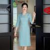 Ținută de nuntă brodată în stil chinezesc Blue Xi Po Po pentru mamă - Rochie cheongsam petite cu decolteu în V
