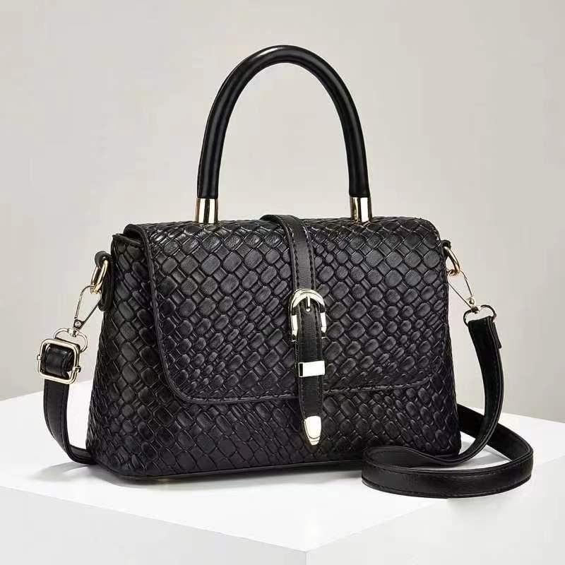 Trendy And Functional Women's Shoulder Bag With Elegant Chain Detail For Moms
