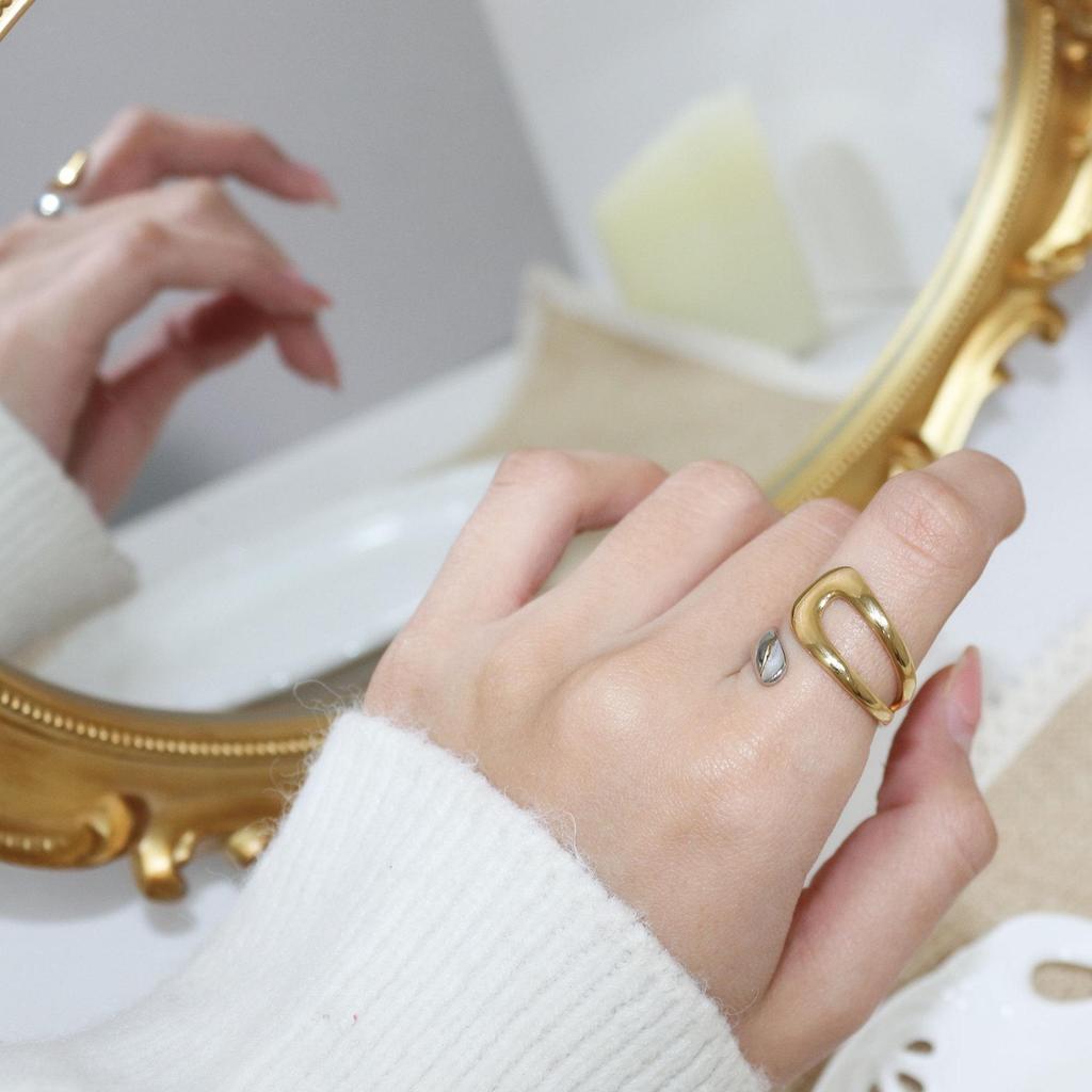 Versatile Geometric Gold & Silver Colorblock Ring: Elegant, Luxurious, and Stylish for Women