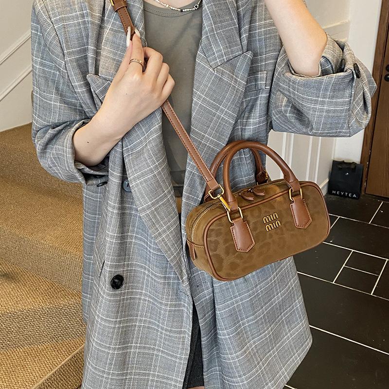 Premium texture small bag women's autumn new portable pillow design commuter shoulder messenger bag