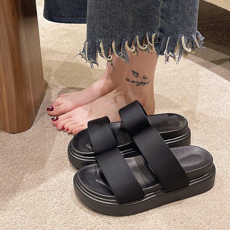 Thick bottom one-word drag women's outer wear 2024 spring and summer new casual fashion beach non-slip breathable cool slippers tide