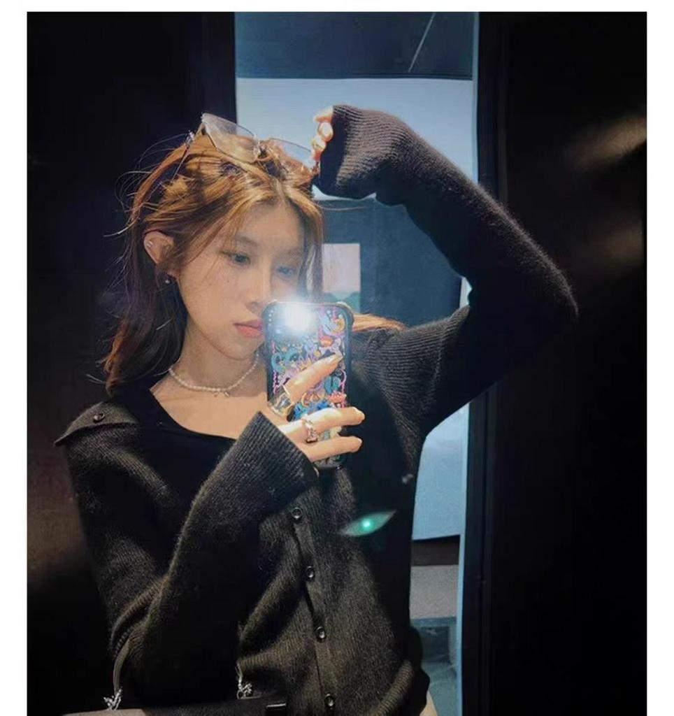 Women's Slim-Fit V-Neck Wool Knit Top: 2024 Autumn/Winter Design, Long-Sleeved and Stylish Base Layer