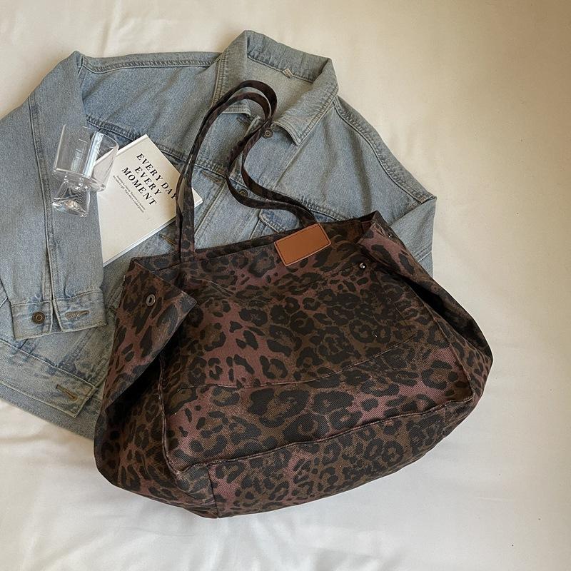Leopard print canvas messenger bag women's 2025 small fresh Korean version shoulder bag large capacity commuter bag class tote bag