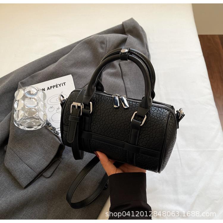 Korean version of simple pillow bag summer hand bag women's 2025 new fashion design texture shoulder messenger bag