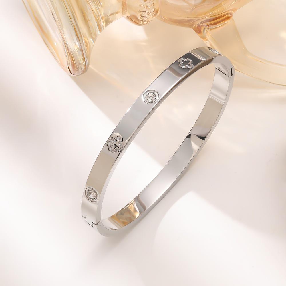 Women s Fashion Four-Leaf Clover Plum Blossom Rhinestone Bracelet in 18K Gold Titanium Steel