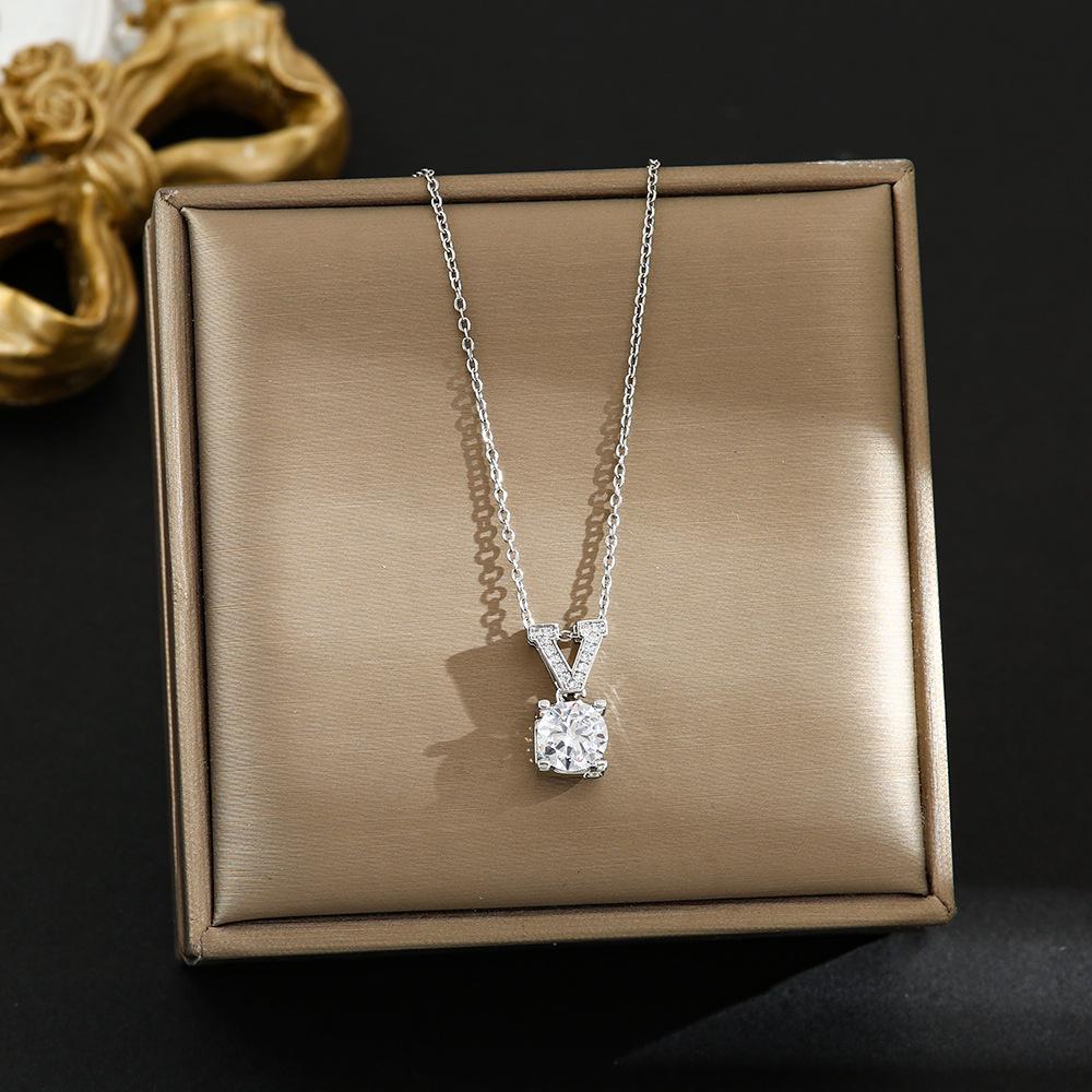 Elegant Korean Micro-Inlaid Titanium Necklace - Luxurious Women's Clavicle Chain, Non-Fading, Unique Minority Design.