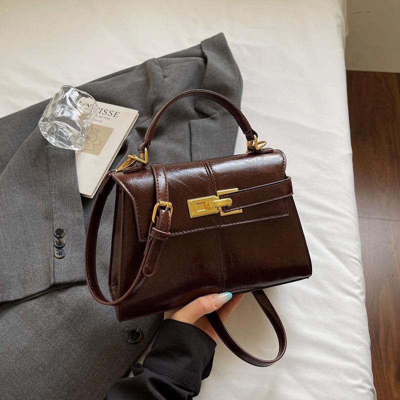 Niche bag women s new winter exquisite high-value commuting shoulder bag fashion casual messenger bag