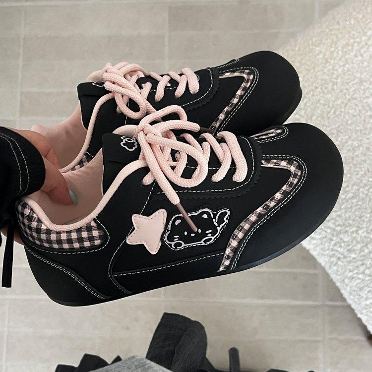 

Милые черные туфли в стиле кампус женские 2025 новая осень обувь для скейтборда универсальные повседневные нишевые моральные тренировочные туфли 40