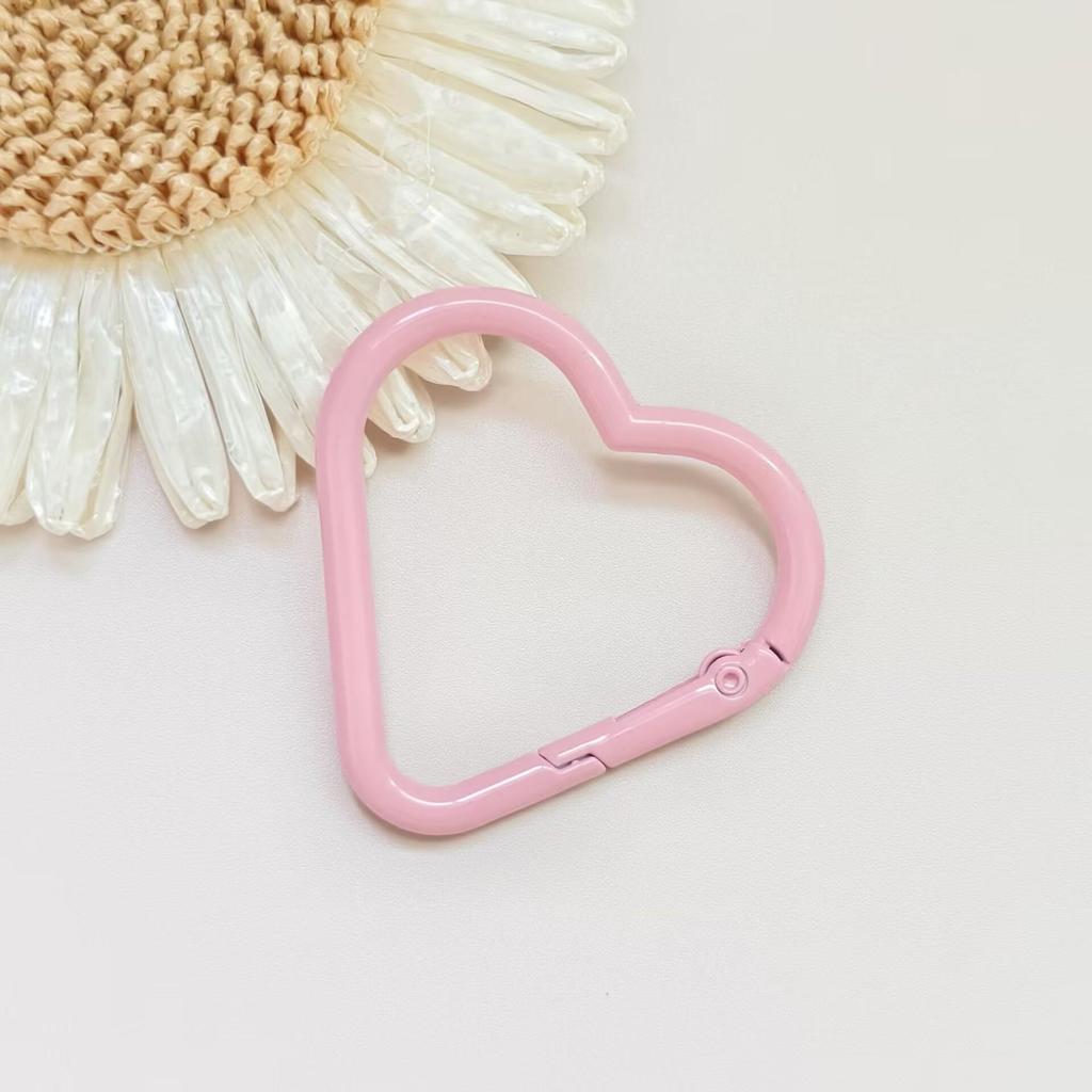Portachiavi a forma di cuore colorato con moschettone a molla in lega di zinco e moschettone per aggancio animali domestici