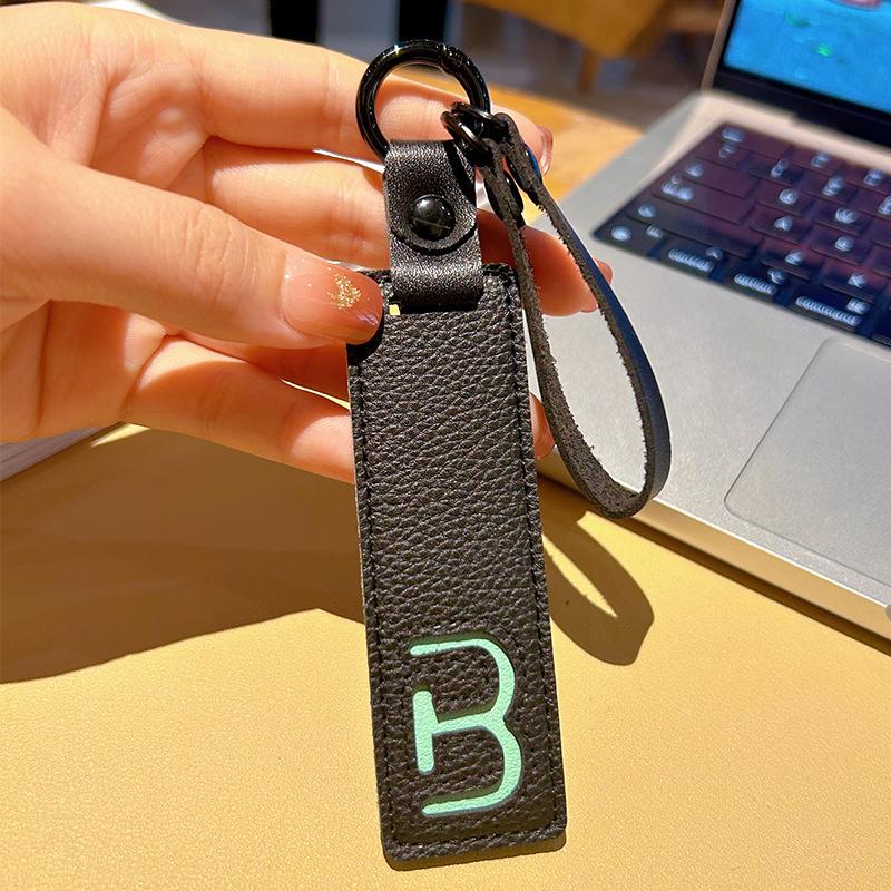 Fashion 26 Letters Key Chain Pu Leather Alphabet Letter Keyring Car Key Accessories Business Key Holder Women Bag Pendant Decor