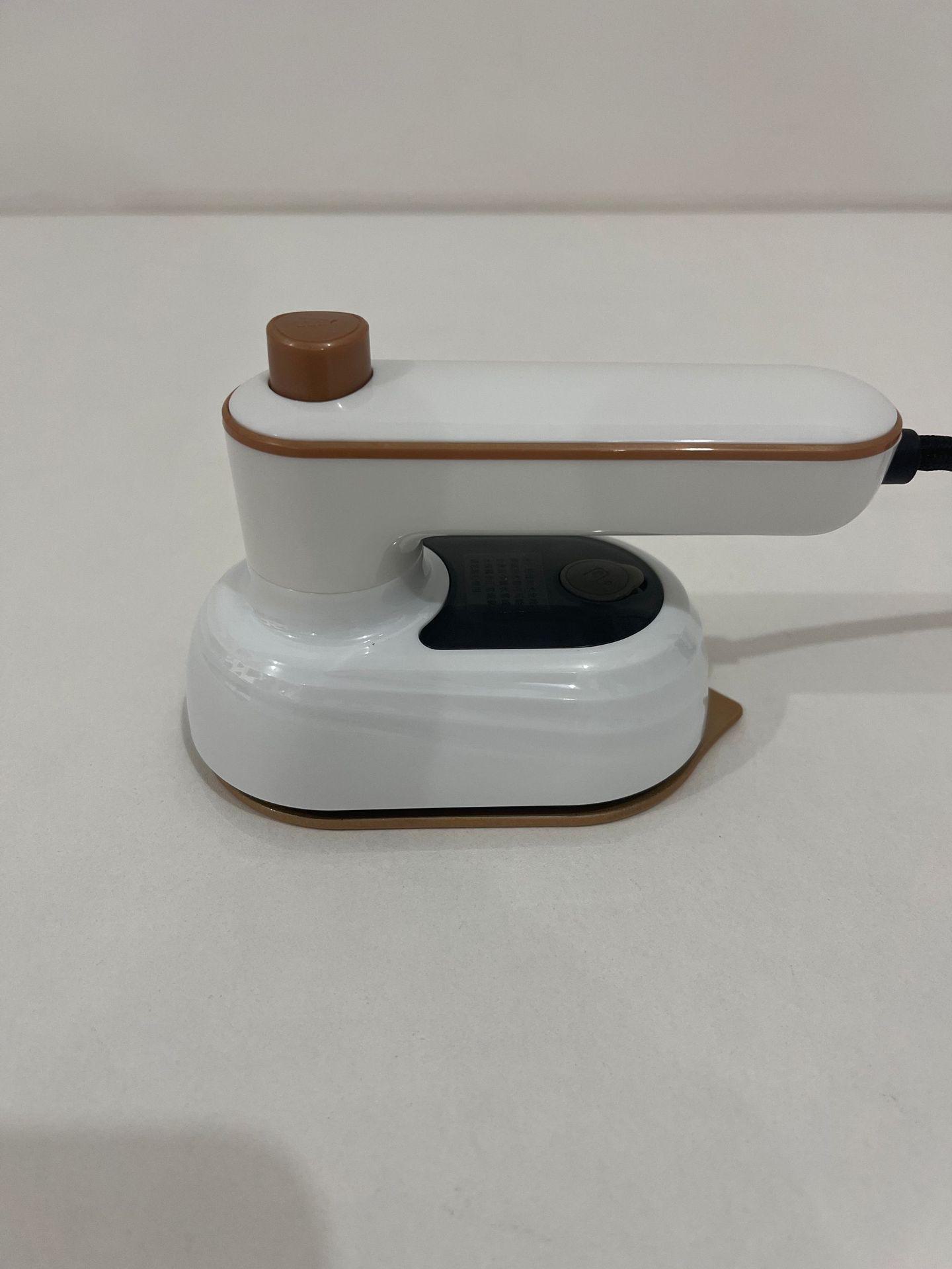 

Компактная электрическая ротационная гладильная машина с распылителем воды - портативный мини-утюг для использования дома и в общежитии British regulatory белый