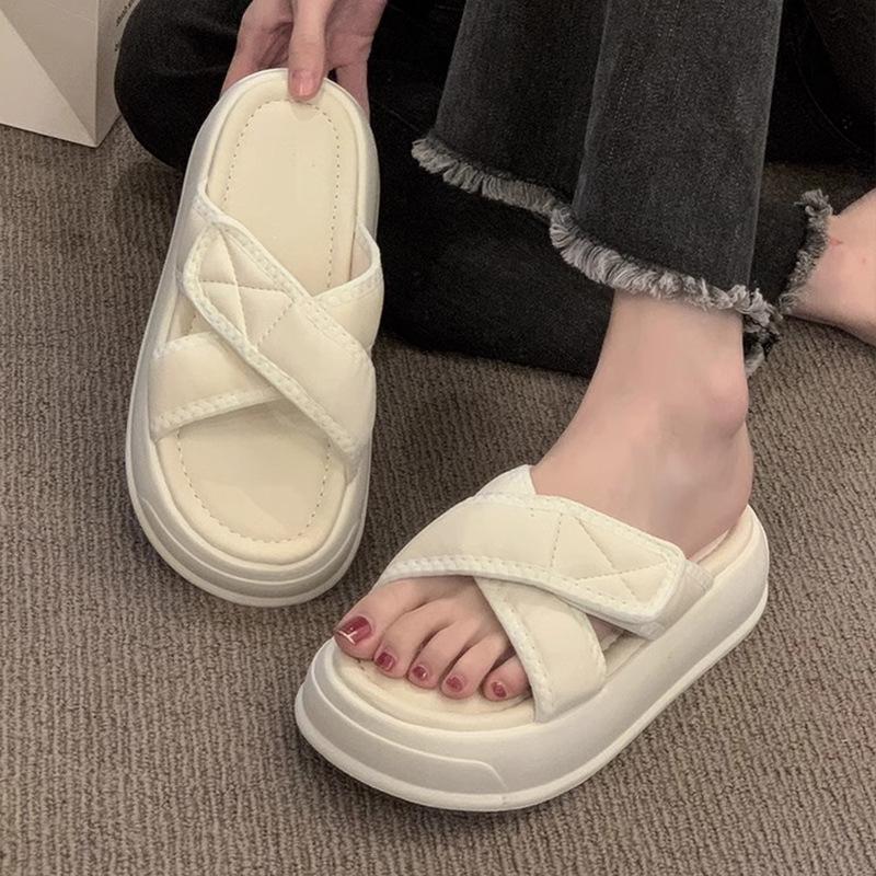 Schwarze Hausschuhe Damen tragen Plateausandalen im Sommer, neue Modelle im neuen Jahr, flache Sohle Ein-Wort-Slipper Muffin, lässige Sandalen Damen