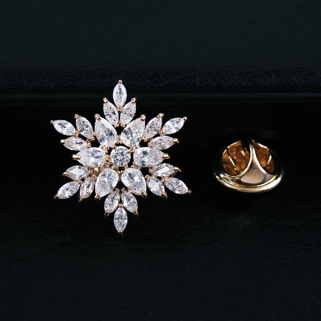 Elegante Schneeflocken Zirkonia Brosche für Damen: Luxuriöse Anstecknadel für Anzüge und Hemden