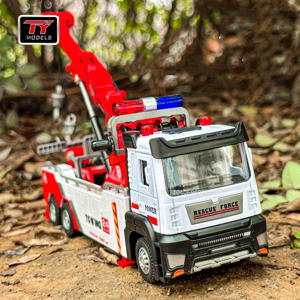 

1:32 Car Model Toys Double Hook Clearing Vehicles Metal Diecast Doors Opened Pull Back Sound Light Engineering Trucks for Kids красный