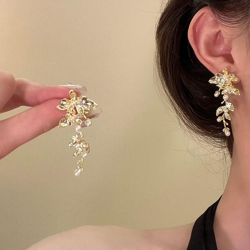 Flower pearl fringed earrings retro high-end earrings personalized exaggerated design earrings