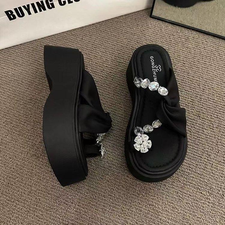 Muffin thick-soled heightening and cool slippers for women's summer wear 2025 new models with skirts, fashionable cover, toe rhinestone high-heeled sa