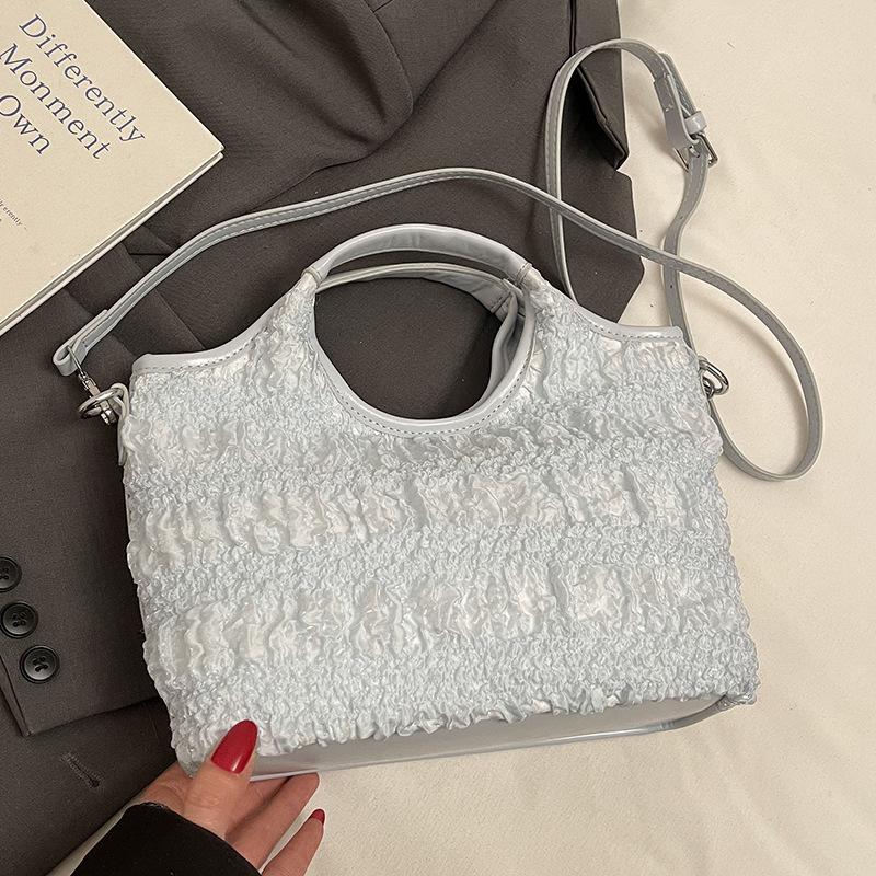 

This year, it is popular in Korea, with a gentle wind and wrinkles, a portable bucket bag, a fashionable and versatile foreign style, and a commute