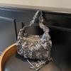 New Zipper Solid Popularity Persality Crossbody Bags for Women 2026 High Quality Sense of Luxury Wrinkles Cloth Shoulder Bags