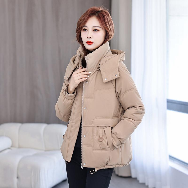 

Женская короткая ветрозащитная теплая зимняя куртка с отстегивающимся капюшоном и регулируемым низом XXL хаки