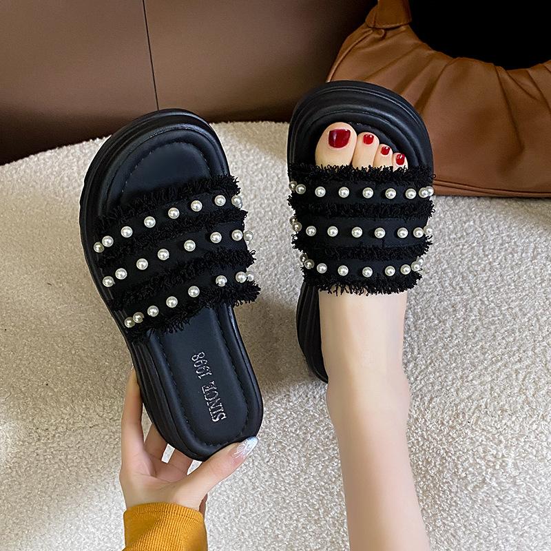 French Small Fragrant Slippers Women's Summer Wear 2025 New Internet Celebrity Fashion Pearl Tassel Thick Bottom Beach Cool Slippers