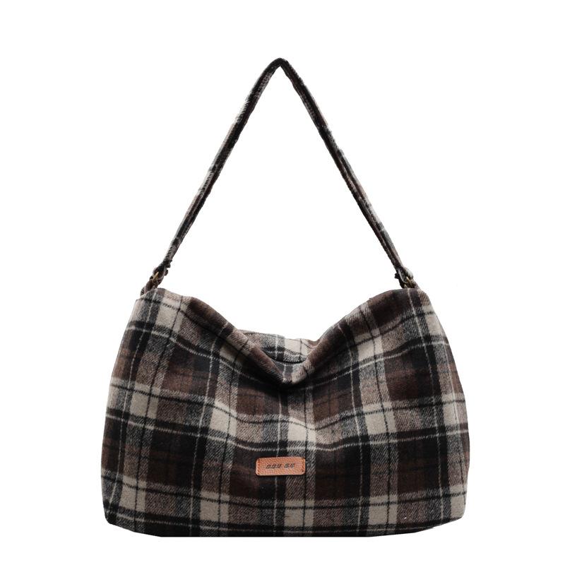 

Осенне-зимняя шерстяная клетчатая сумка большой вместимости женская 2025 новая сумка-тоут в студенческом стиле на плечо/подмышку