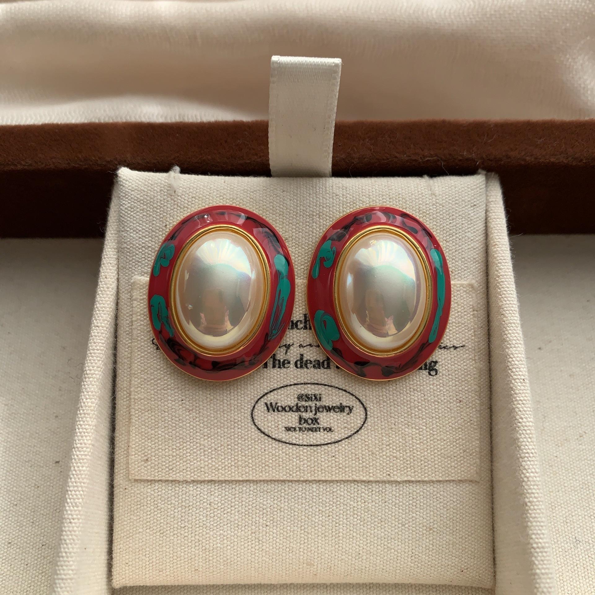 

Oval colorful pearl stud earrings, collision color, texture, retro artistic sense, exquisite fashion, high-end earrings