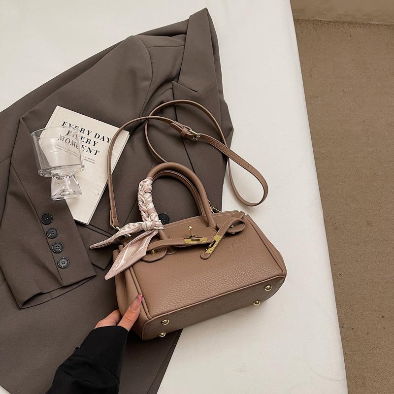 Korean Version of Simple and Fashionable Lychee Pattern Texture Portable Platinum Bag Niche Leisure Commuting Style Versatile Women's Messenger Bag