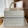 [Pre-Owned] Book Tote Large Capacity Oblique Handcrafted All Over Print Embroidered Canvas Shoulder Tote Bag - Excellent #7V7RMT