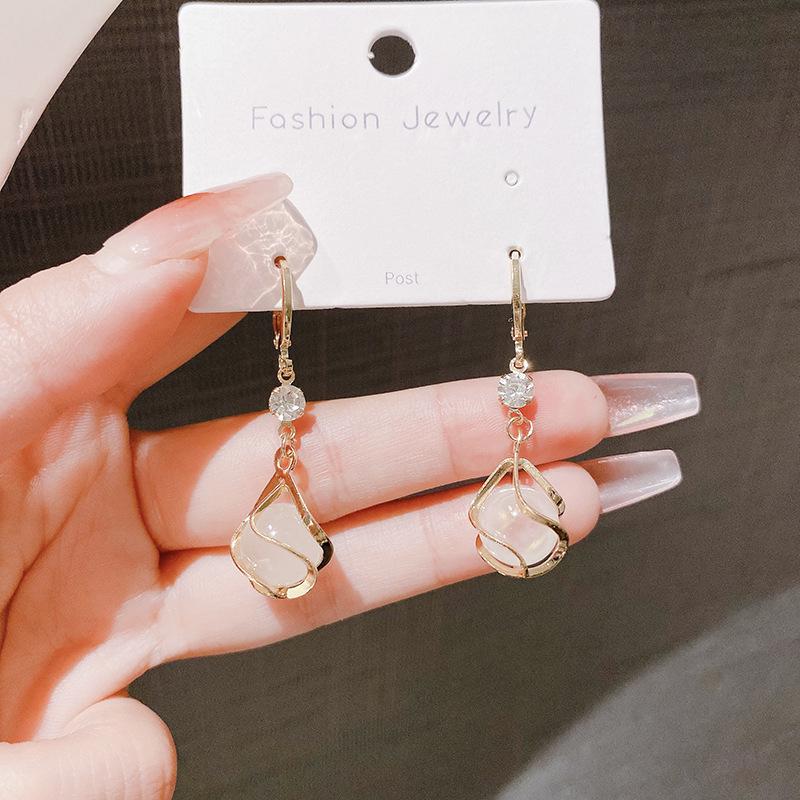 

«Сережки котяче око Heart s Desire: Модний корейський стиль 2022 для жінок з круглим обличчям