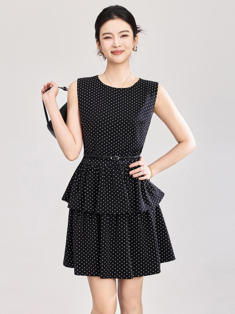 Gepunktetes Satin-Sommerkleid mit Rüschensaum und taillierter Taille für Damen